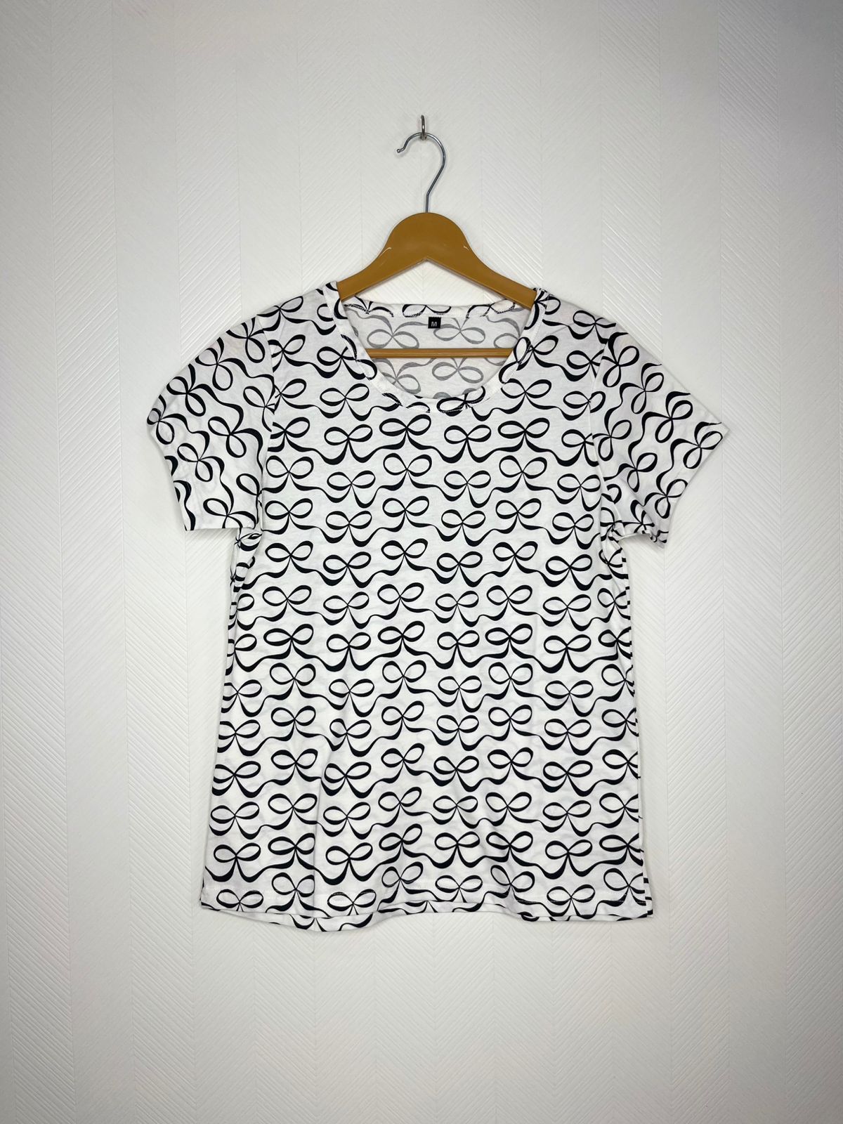 Elegant Bow Pattern Women's T-Shirt
