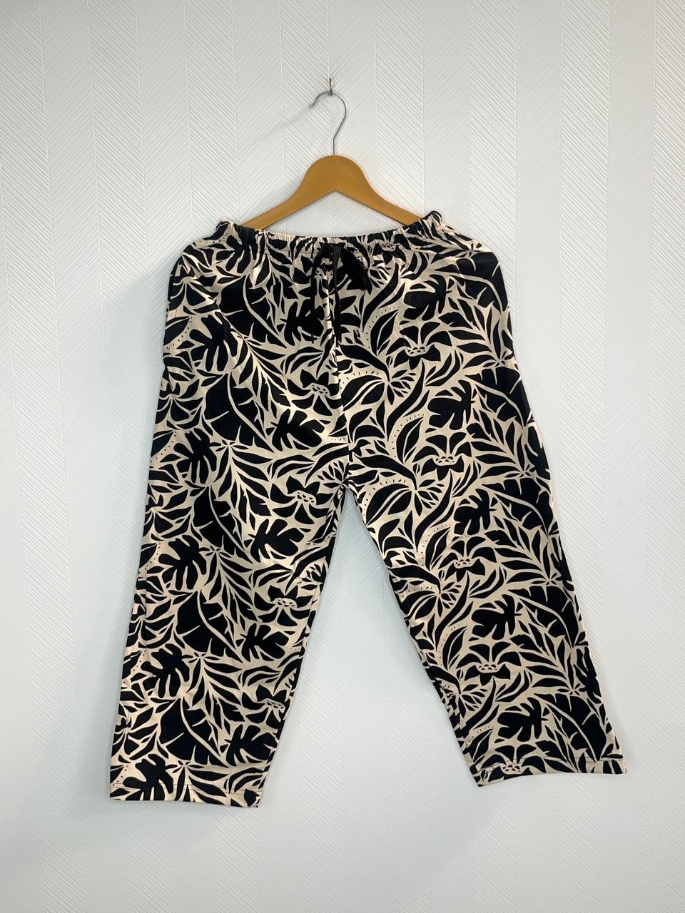 Monochrome Leaf Print 3/4th Pants