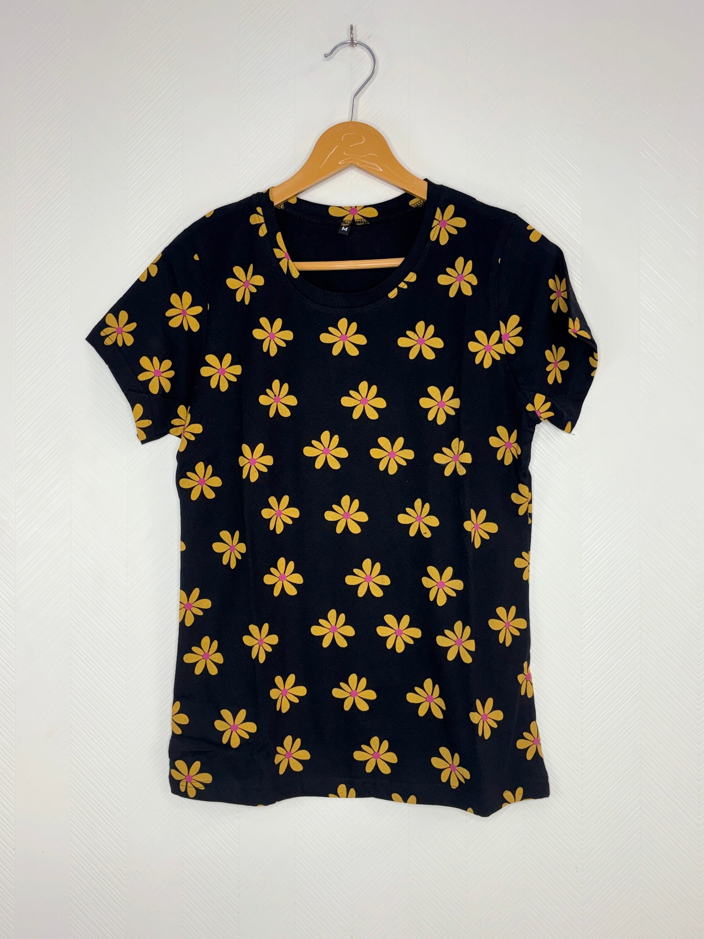 Black Daisy Floral Women's T-Shirt