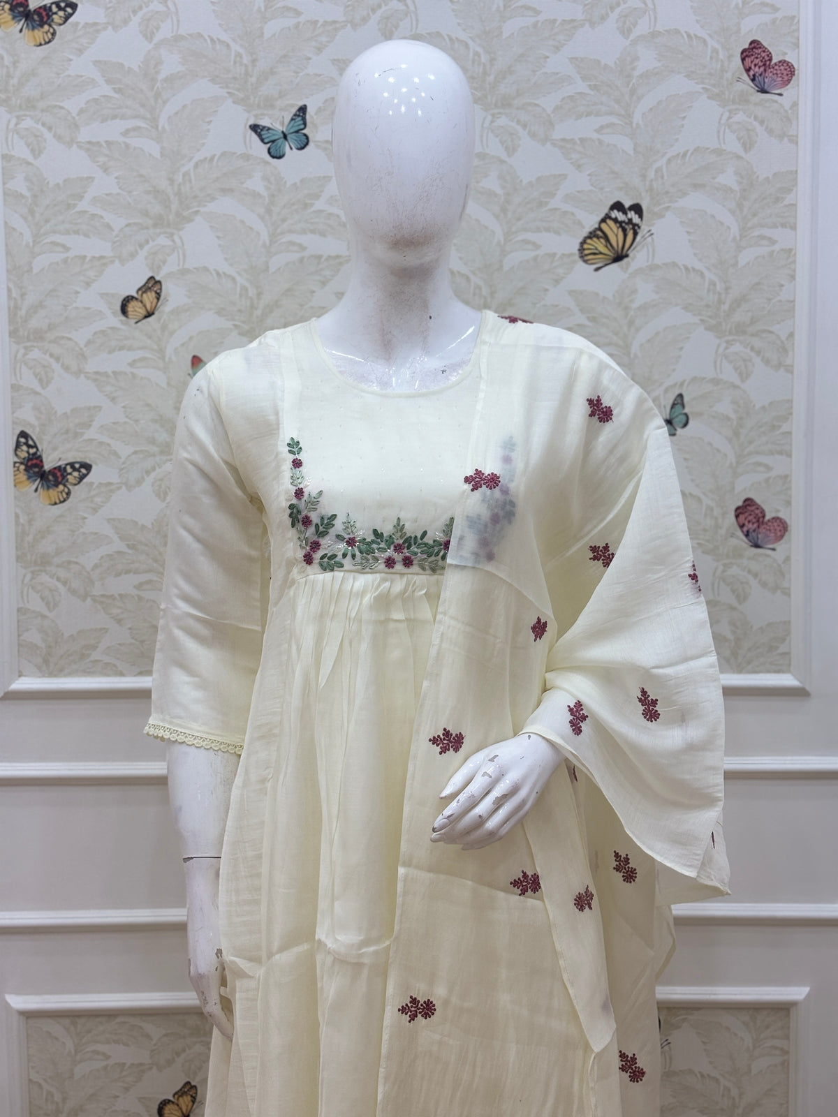 Mul chanderi A line with work Ivory White Floral Embroidered 3-Piece Suit