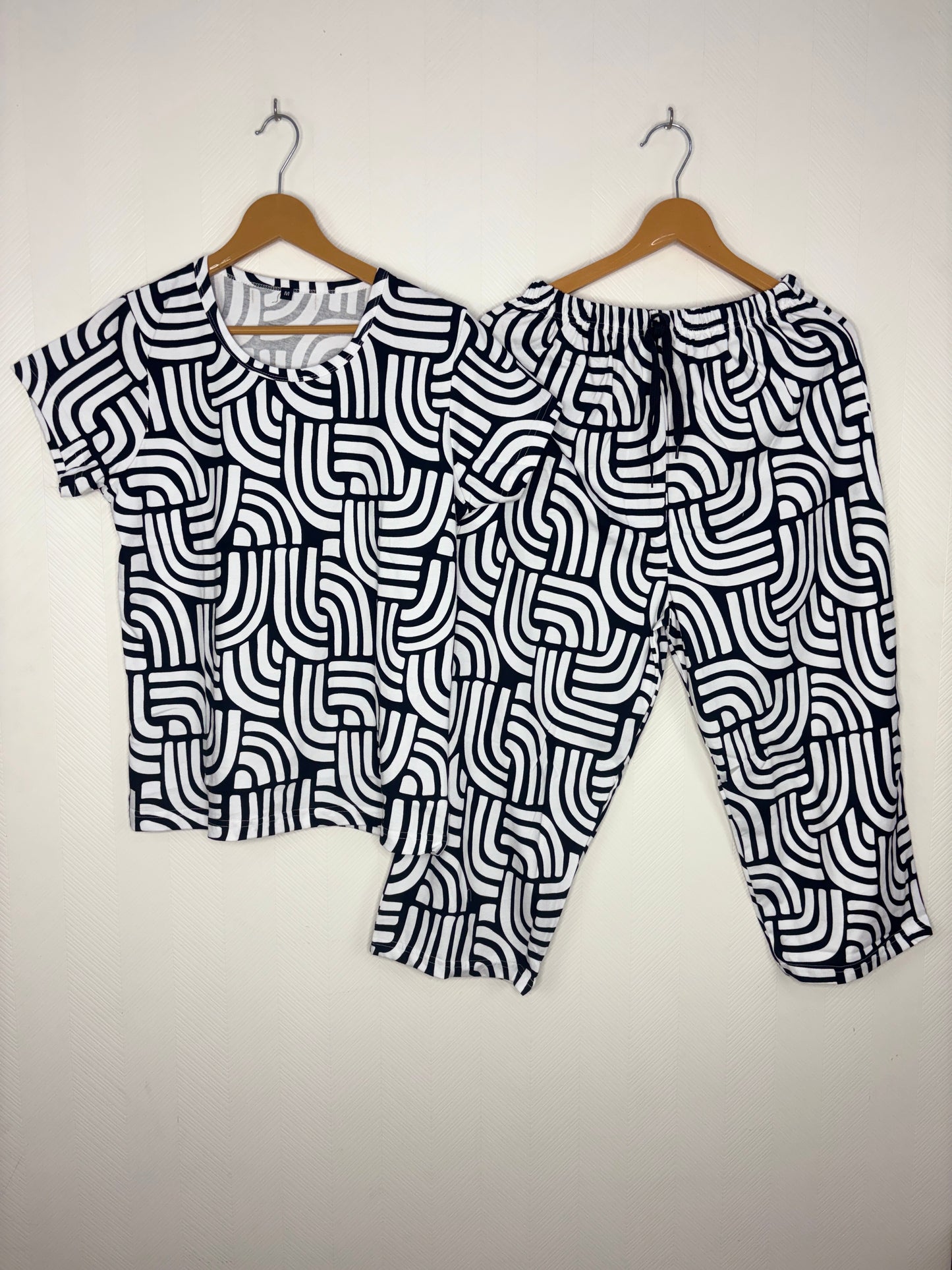 Black & White Geometric Print T-Shirt and 3/4th Coords